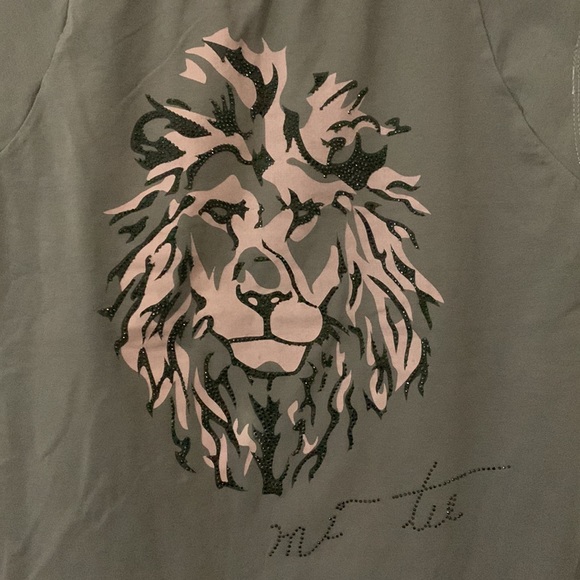 Graphic Tee with Lion Design - Picture 2 of 2